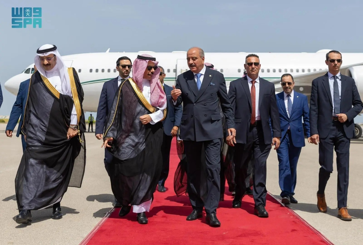 Saudi FM @FaisalbinFarhan  arrives in Tunisia on official visitn