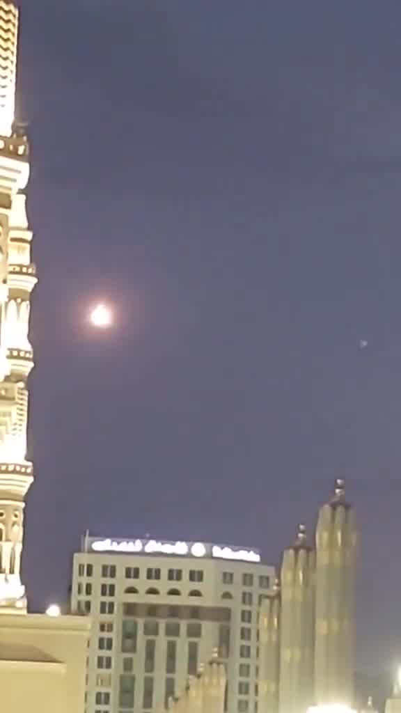 Saudi Arabia: Footage reportedly showing the moment Houthi missile or drone intercepted near Medina en route to Israel