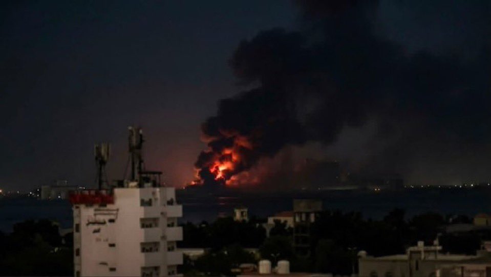 Mehrere Luftangriffe trafen den jemenitischen Hafen Hodeidah. Al-Mayadeen berichtet, die Angriffe seien von saudischen Streitkräften durchgeführt worden.