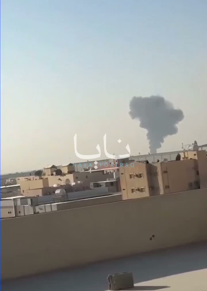 Houthis starten Angriffe auf saudische Ölraffinerien in der Hauptstadt Riad; Rauchwolken steigen von den Anlagen auf.
