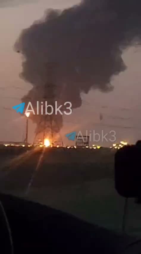 Incendie majeur dans la raffinerie d'Aramco à Jeddah, causé par des frappes des Houthis.