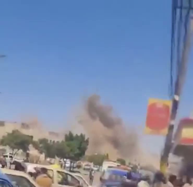 Frappes aériennes sur une base militaire contrôlée par les Houthis dans la région de Yarim, gouvernorat d'Ibb, centre du Yémen.