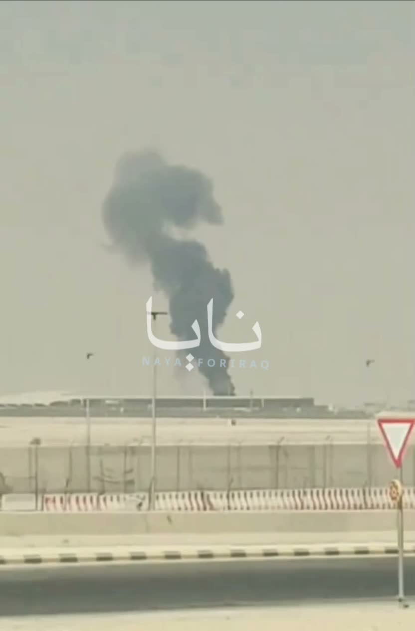 Des fumées s'élèvent près de l'aéroport de Riyad suite à une attaque des Houthis.